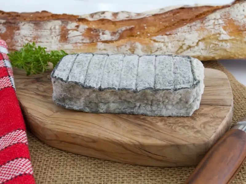 La brique de chèvre enrobée et parfumée